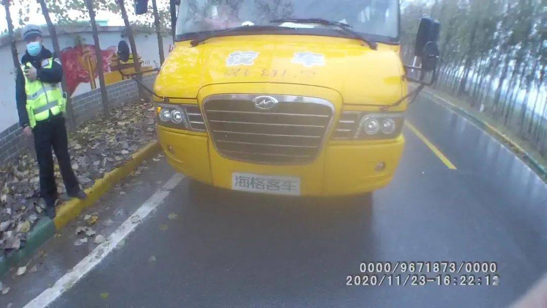 焦作武陟：這輛“黑校車”問題多，無牌，超員