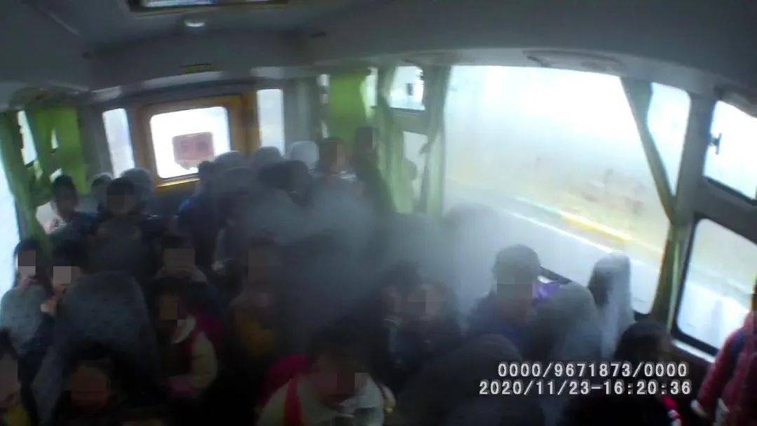 焦作武陟：這輛“黑校車”問題多，無牌，超員