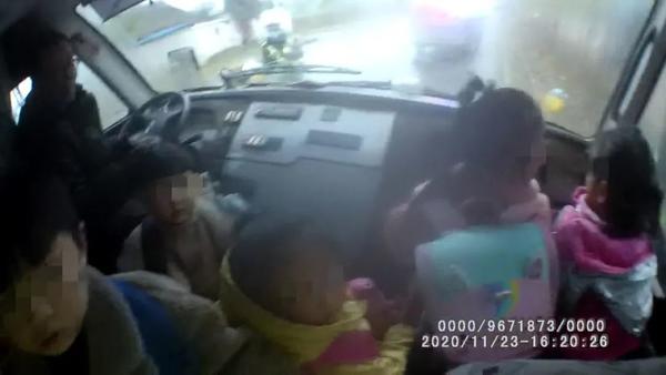 【學校抱有僥幸心理】武陟“黑校車”超員60%，駕駛員、校長被雙雙追刑責！