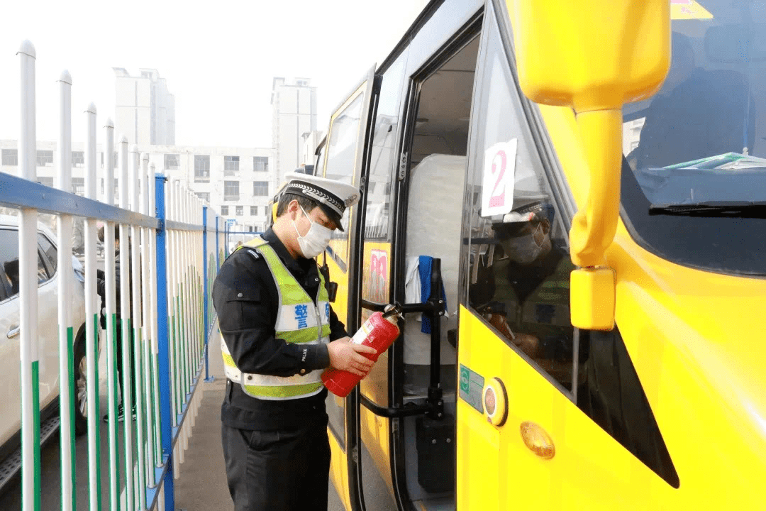 山東威海：暖心！校車體檢為學(xué)生撐起“保護傘”