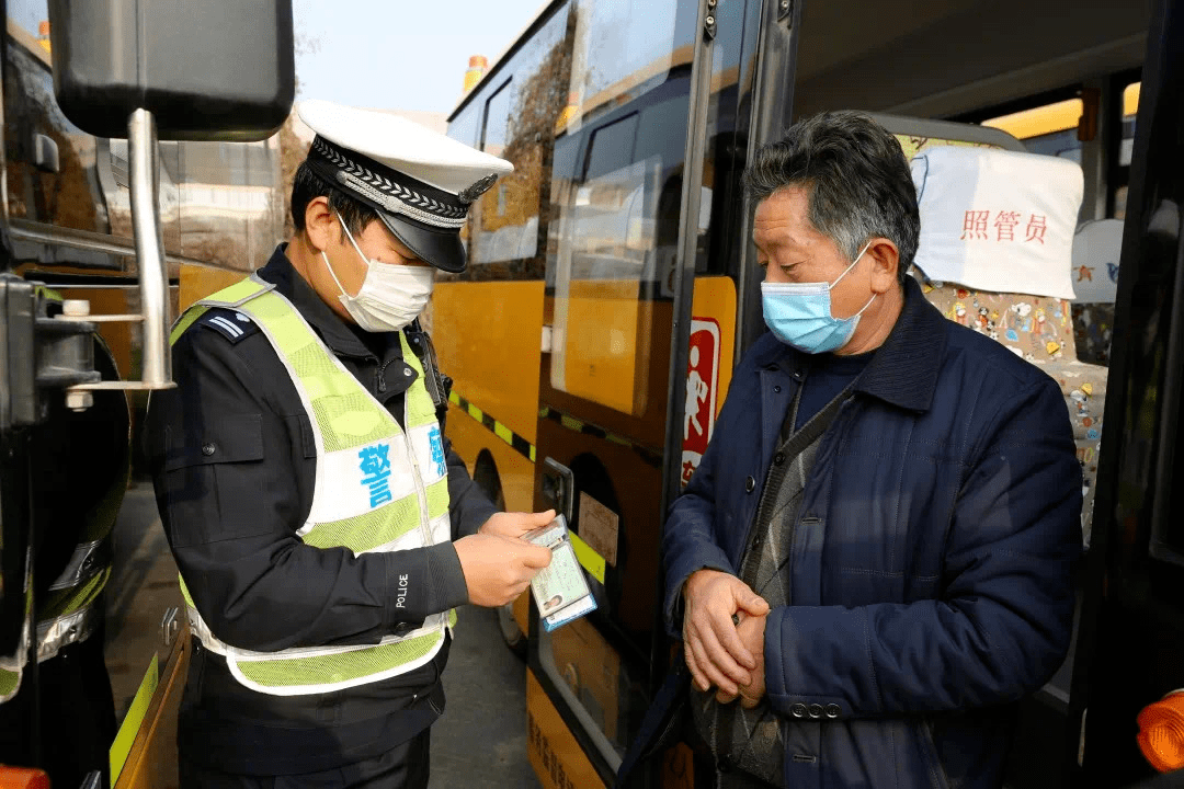 山東威海：暖心！校車體檢為學(xué)生撐起“保護傘”