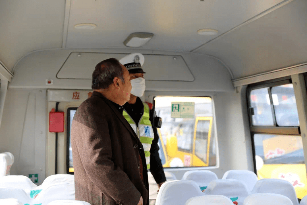 山東威海：暖心！校車體檢為學(xué)生撐起“保護傘”
