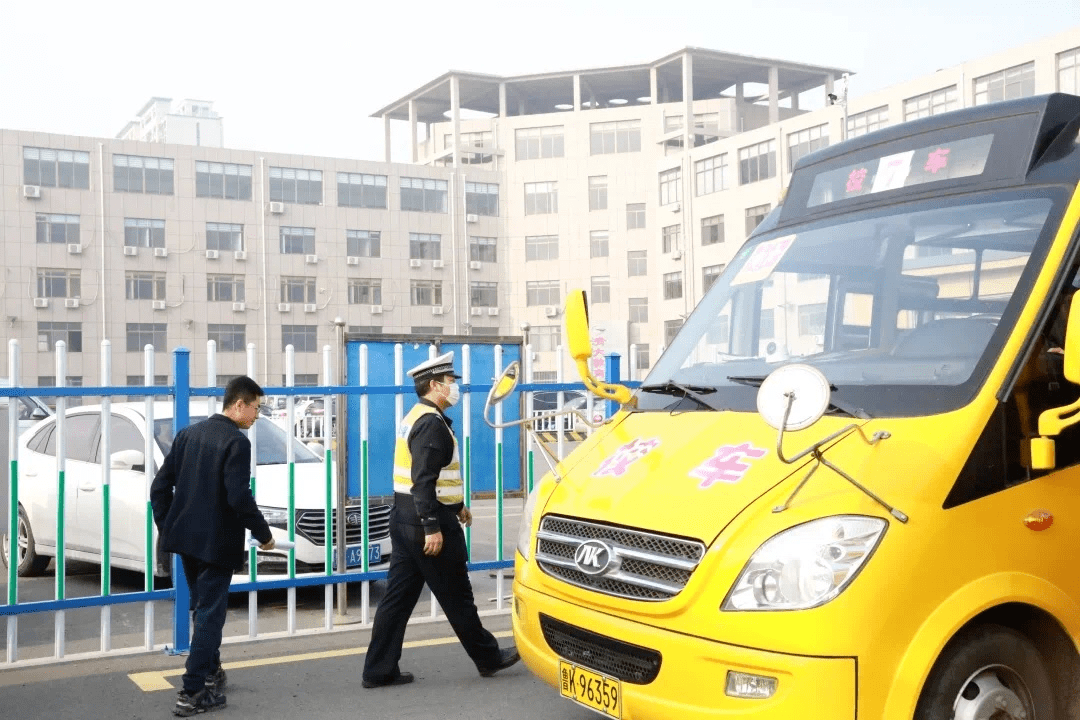 山東威海：暖心！校車體檢為學(xué)生撐起“保護傘”