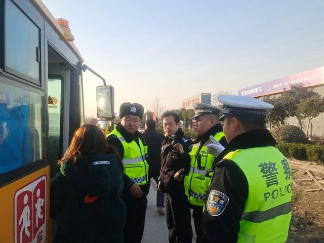 邯鄲：校車“兜圈”原來(lái)是違法超員 司機(jī)、校長(zhǎng)均被刑事拘留