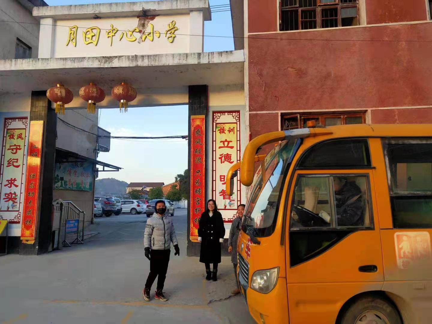 岳陽(yáng)縣月田鎮(zhèn)校車(chē)安全護(hù)衛(wèi)者：冰封雪地里最美的風(fēng)景