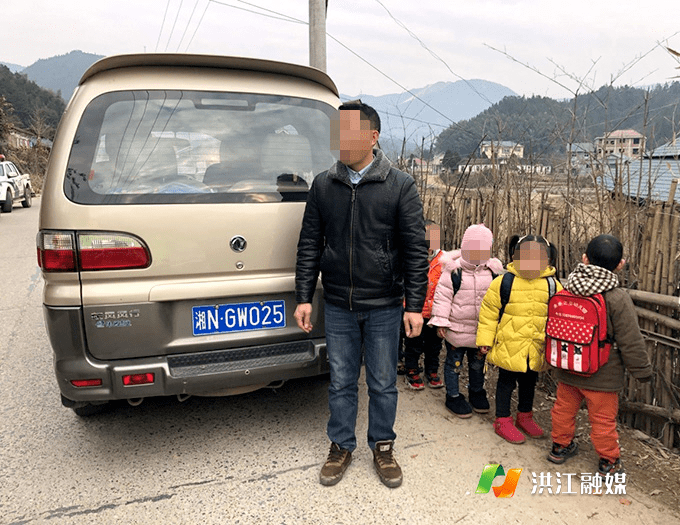 湖南洪江“黑校車”偷偷運(yùn)載學(xué)生，被逮正著
