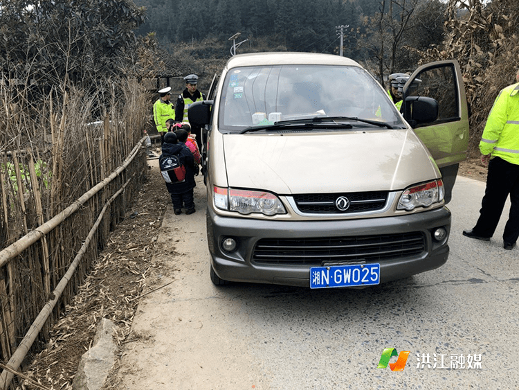 湖南洪江“黑校車”偷偷運(yùn)載學(xué)生，被逮正著