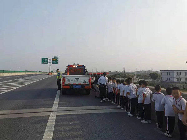 校車拋錨39名學(xué)生滯留 路政員筑“防護墻轉(zhuǎn)移