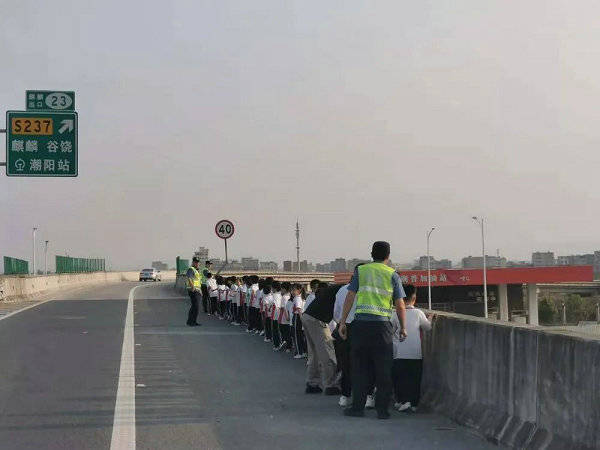 校車拋錨39名學(xué)生滯留 路政員筑“防護墻轉(zhuǎn)移
