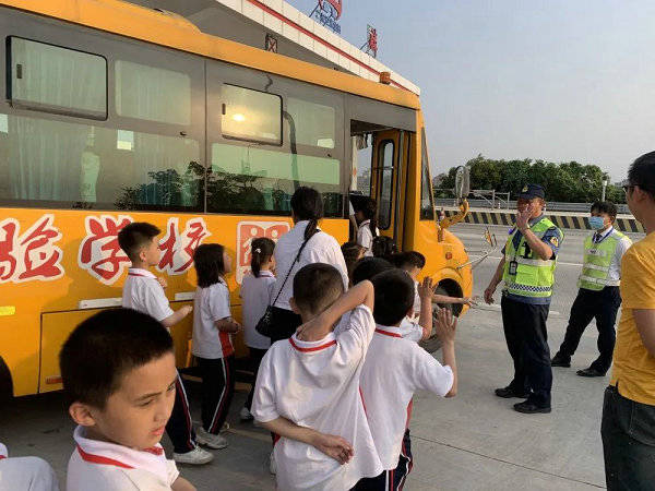 校車拋錨39名學(xué)生滯留 路政員筑“防護墻轉(zhuǎn)移