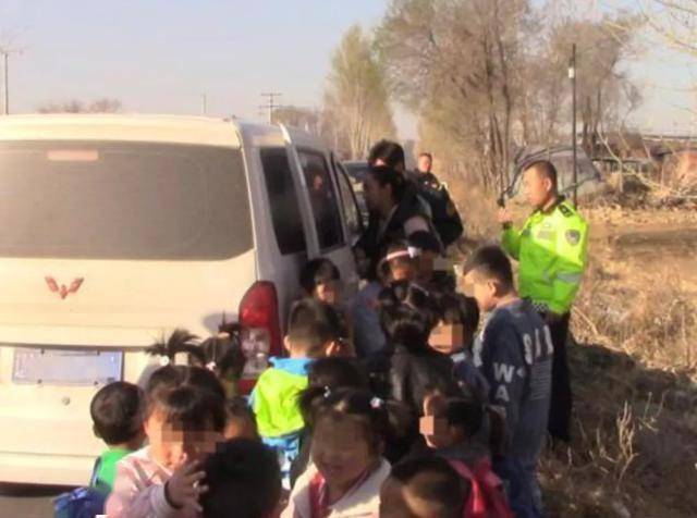 7座幼兒園校車，“塞進(jìn)”21個(gè)孩子2個(gè)大人！司機(jī)、園長(zhǎng)刑拘