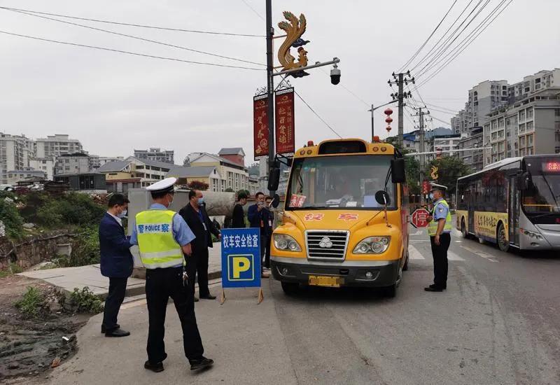 遷安一“校車”竟超載100% ，司機被判拘役并罰款！