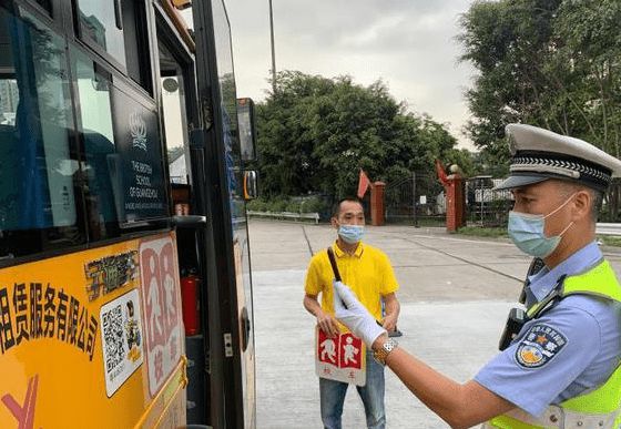 廣州交警在全國(guó)率先推出校車“一車一碼”安全管理新模式~