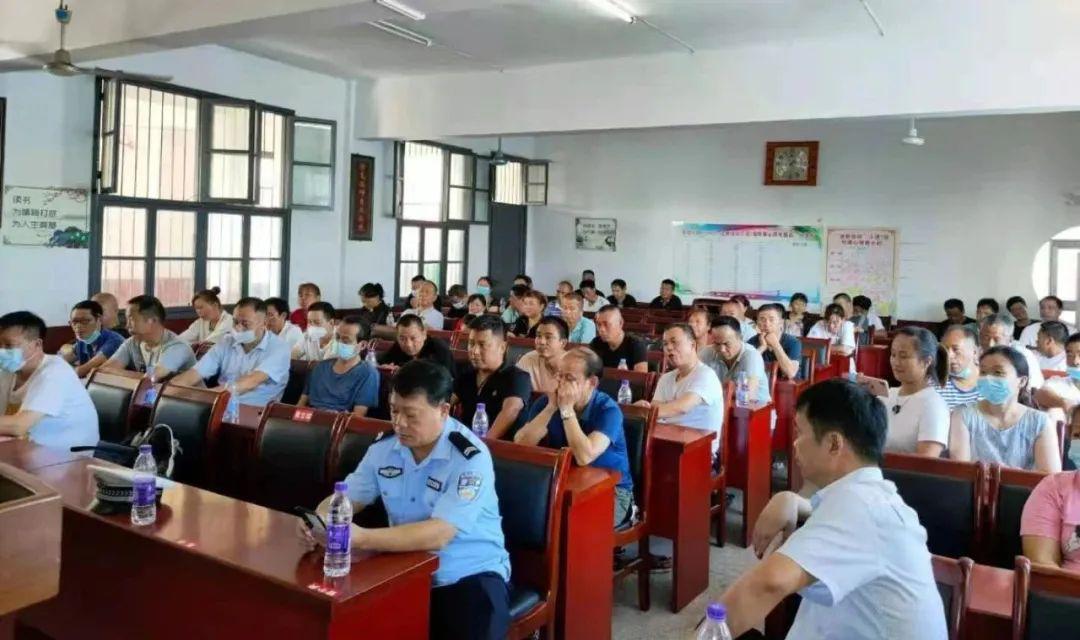 關注校車安全，沅江交警在行動！