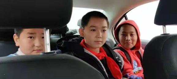 下雨天 警車(chē)變校車(chē)護(hù)送學(xué)生回家