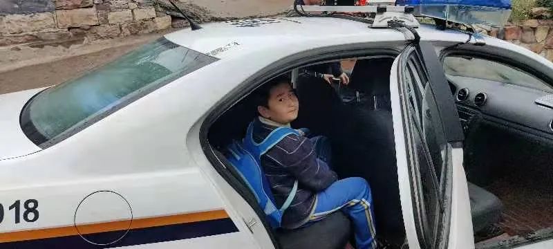 下雨天 警車(chē)變校車(chē)護(hù)送學(xué)生回家