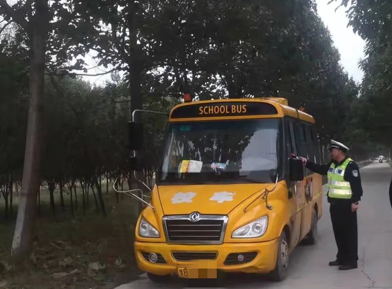 事關(guān)孩子安全：校車標(biāo)牌已過(guò)期，蘭考交警罰你沒(méi)商量！