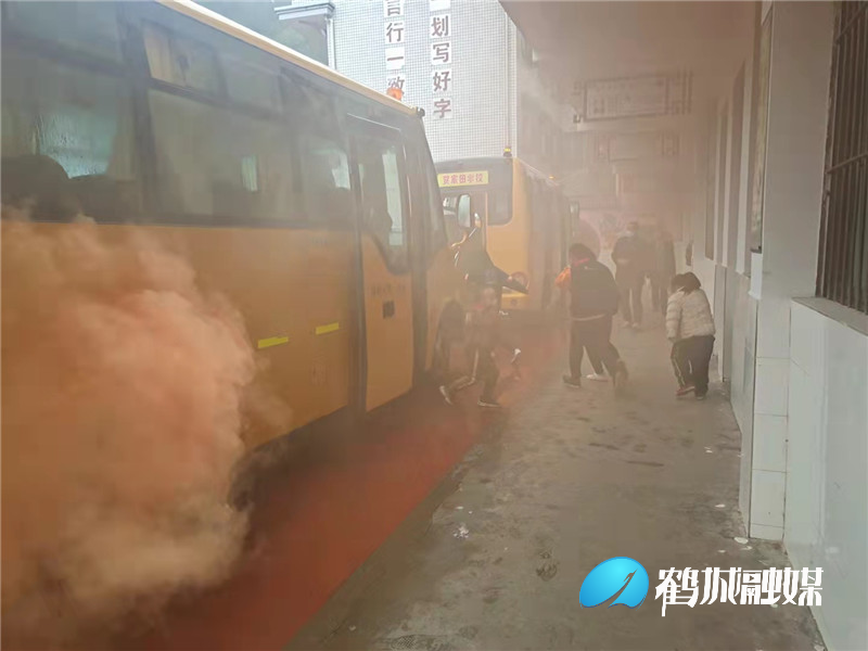 校車應(yīng)急疏散演練 筑牢校園安全防線