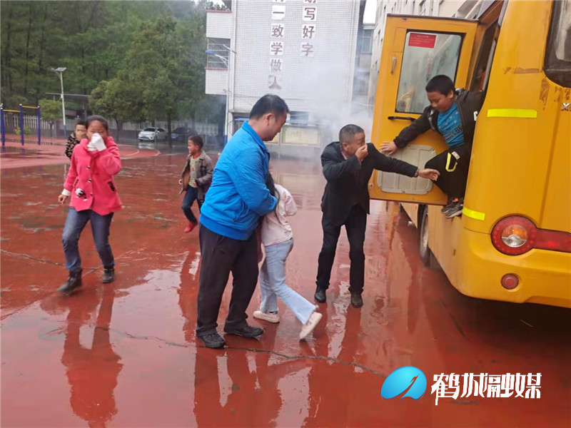 校車應(yīng)急疏散演練 筑牢校園安全防線