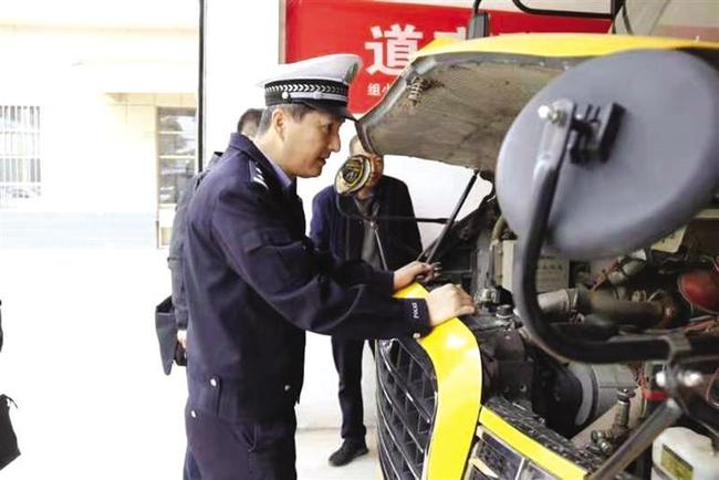 城關(guān)交警開展校車安全檢查