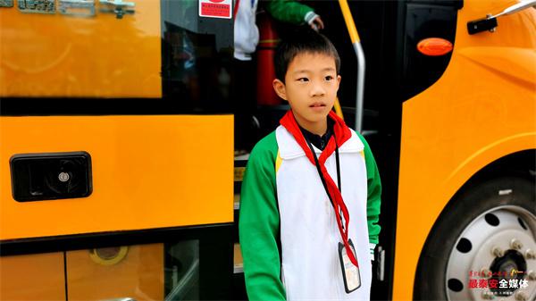 良莊鎮(zhèn)中心小學(xué)開通 3 輛校車 學(xué)生上下學(xué)安全又溫暖