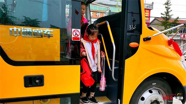 良莊鎮(zhèn)中心小學(xué)開通 3 輛校車 學(xué)生上下學(xué)安全又溫暖