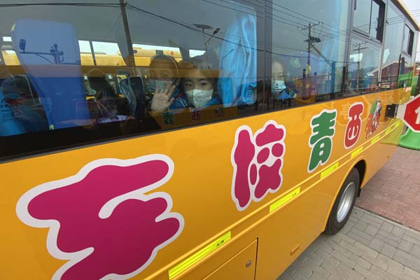 西青區(qū)校車試點(diǎn)運(yùn)營(yíng)發(fā)車 逐步完成全區(qū)公辦學(xué)校校車接送服務(wù)