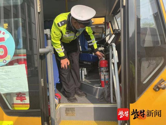 消除隱患確保學生出行安全，警方全面開展校車大檢查