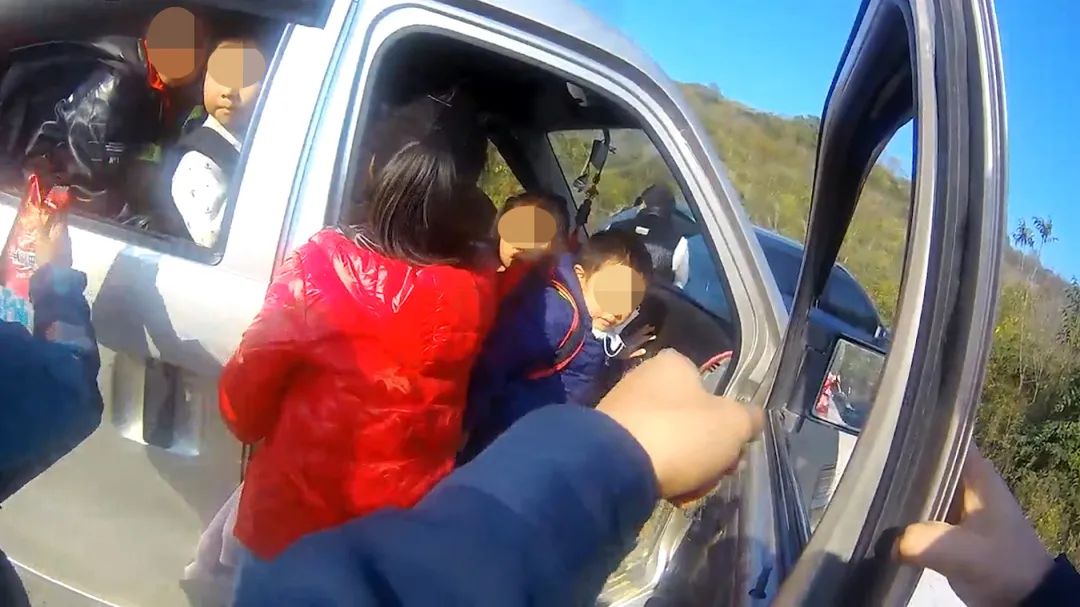 又見(jiàn)黑校車(chē)！小小面包車(chē)“塞”進(jìn)25人……