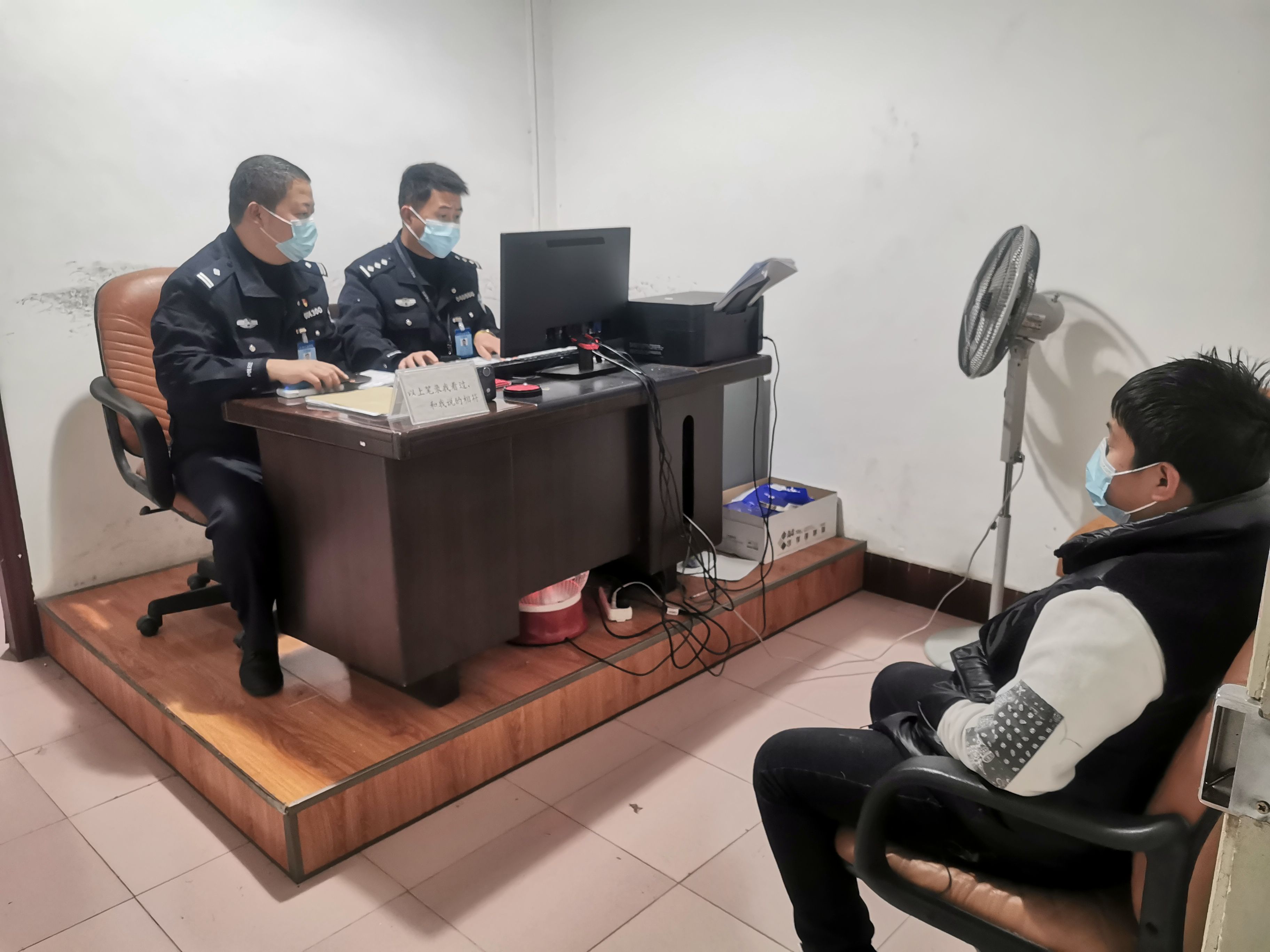 又見(jiàn)黑校車(chē)！小小面包車(chē)“塞”進(jìn)25人……