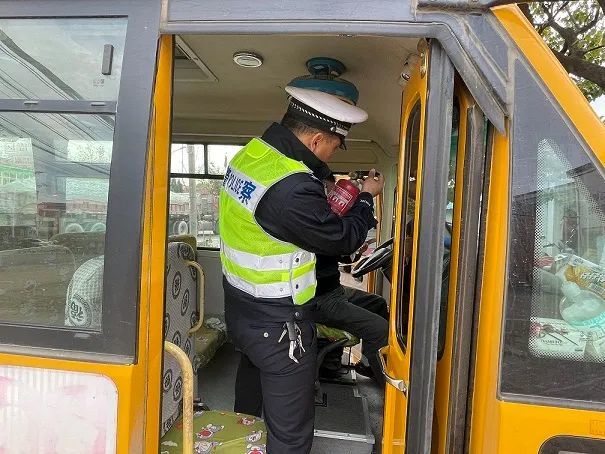 六安公安交警走進木廠中心校 開展校車駕駛員安全培訓