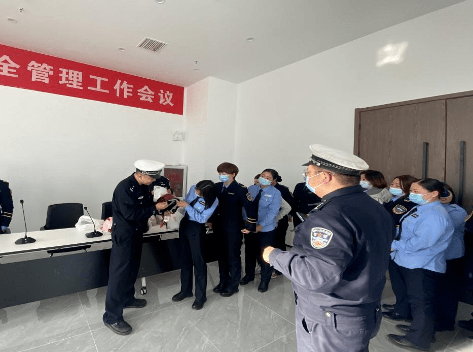 筑牢平安上學(xué)路 強化校車安全源頭管理 西青交警為校車駕駛員再培訓(xùn)