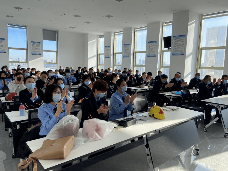 筑牢平安上學(xué)路 強化校車安全源頭管理 西青交警為校車駕駛員再培訓(xùn)