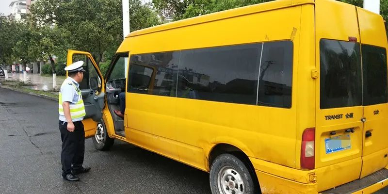 三明一校車(chē)嚴(yán)重超載，核載6人的車(chē)?yán)锞谷粩D了12人