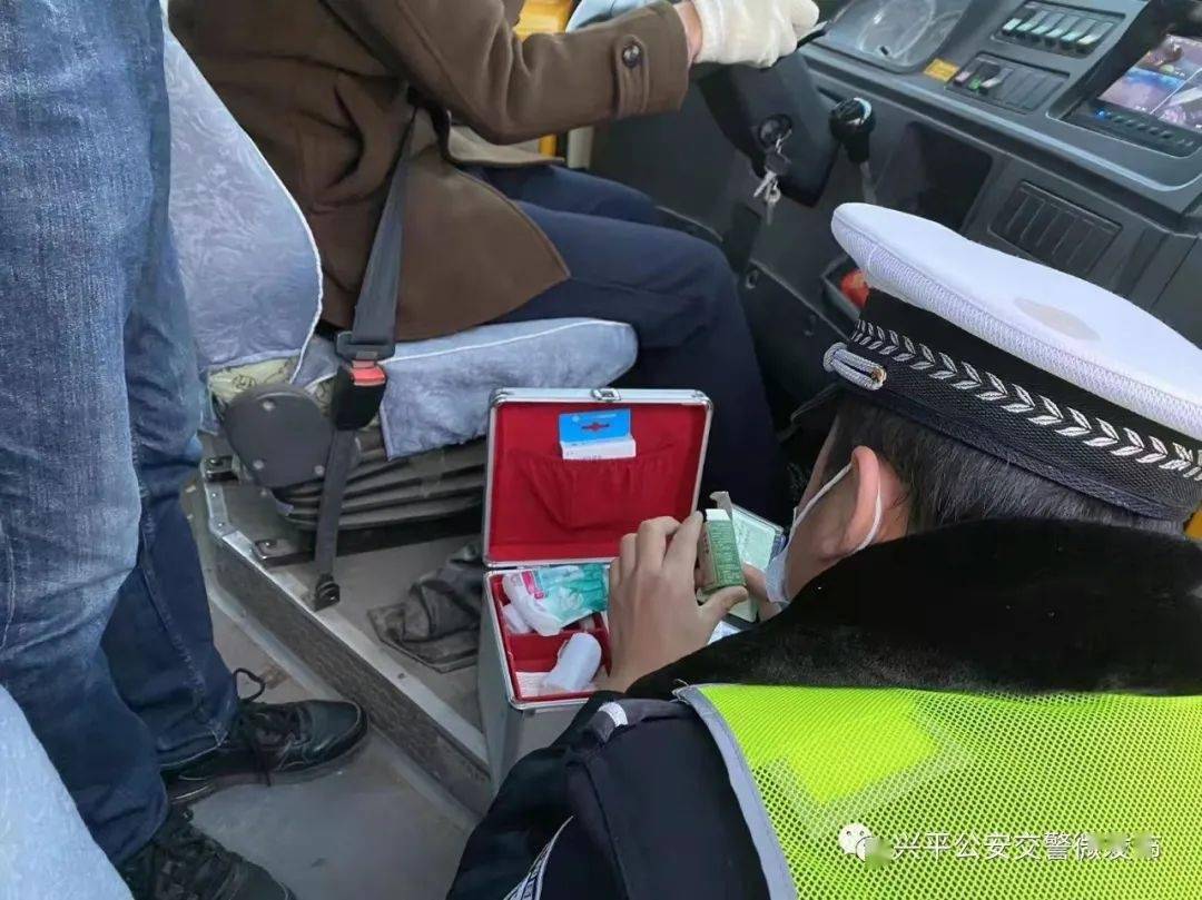 【興平交警】學期末開展校車安全檢查，筑牢安全防線