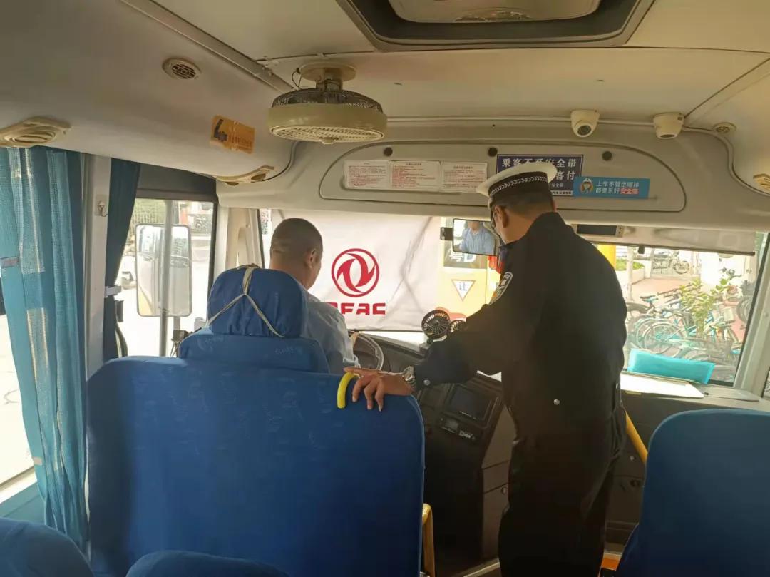 嚴把校車安全關！金平交警開展校車安全檢查和校車司機安全宣傳教育