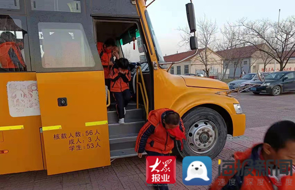 博興縣喬莊鎮(zhèn)中心學(xué)校舉行校車安全應(yīng)急演練活動