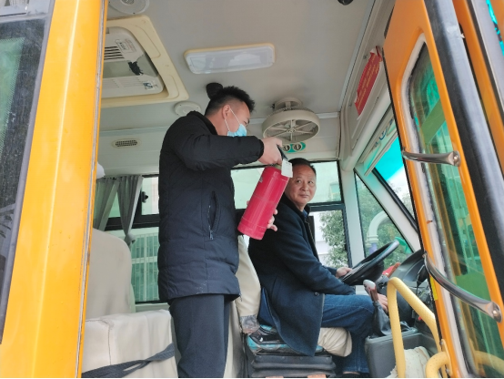 潭府鄉(xiāng)中心幼兒園：校車安全時(shí)時(shí)抓 師生安全放心間