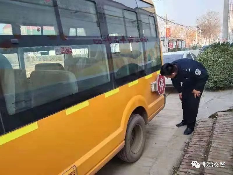南宮交警“四步走”扎實(shí)做好校車(chē)安全管理工作