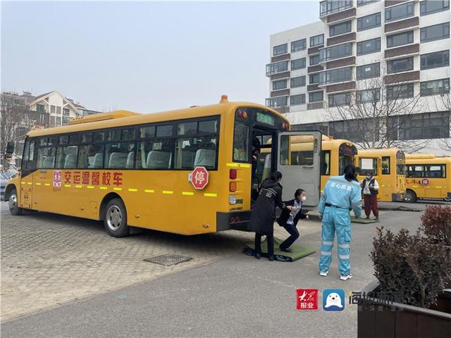 交運(yùn)黃島溫馨校車“逃生”實(shí)操演練 為學(xué)生校車安全保駕護(hù)航