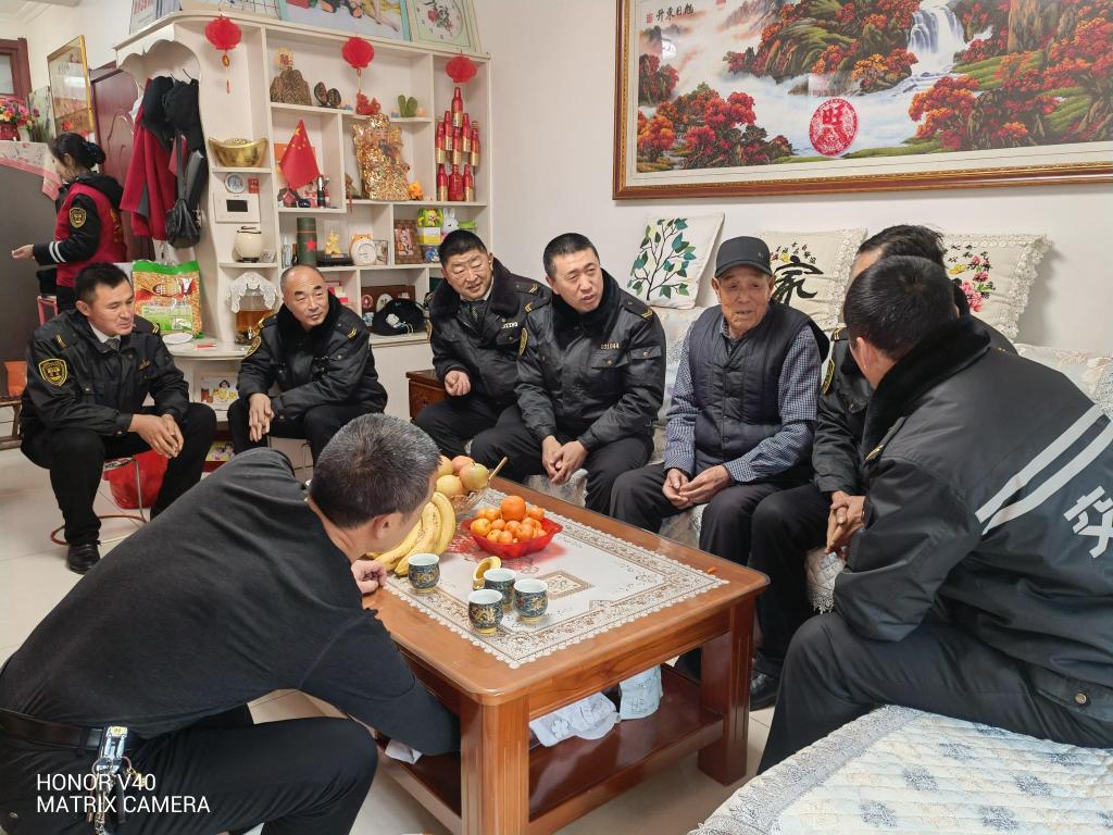 半島網(wǎng) />青島 天寒人心暖！黃島校車志愿者看望九旬老兵