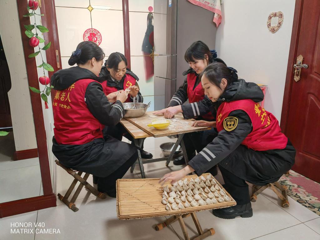 半島網(wǎng) />青島 天寒人心暖！黃島校車志愿者看望九旬老兵