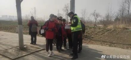 嚴(yán)查！壽縣交警查獲超員“黑校車” ！核載7人實(shí)載12人