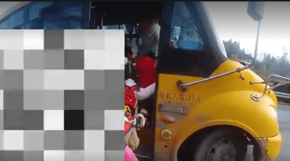 廣安一司機膽真大！私家車“變身”校車 逆行超載被嚴懲