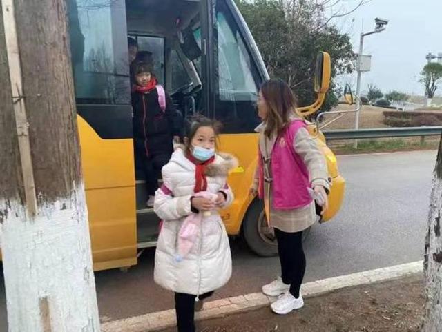 東西湖：校車(chē)接送點(diǎn)升級(jí)為“候車(chē)室”這個(gè)細(xì)節(jié)好暖心