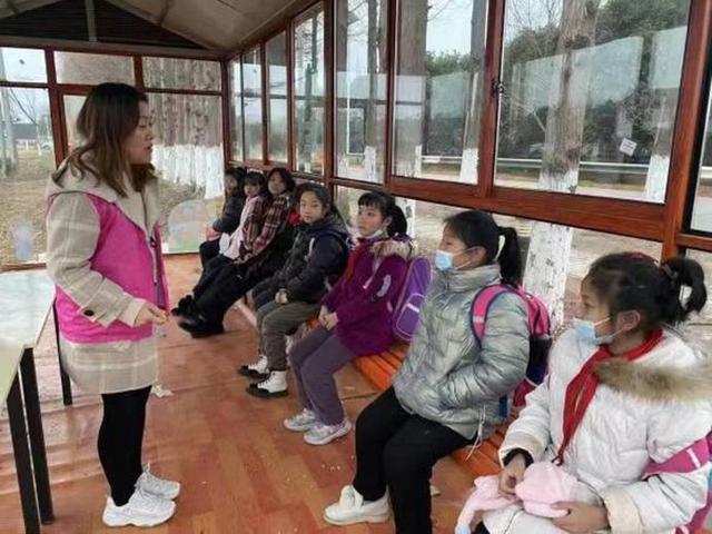 東西湖：校車(chē)接送點(diǎn)升級(jí)為“候車(chē)室”這個(gè)細(xì)節(jié)好暖心