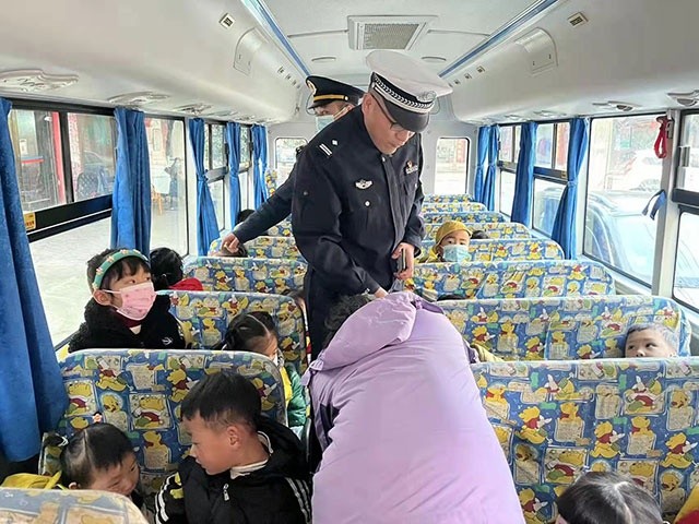 什邡交警大隊(duì)抓實(shí)開學(xué)季校車監(jiān)管