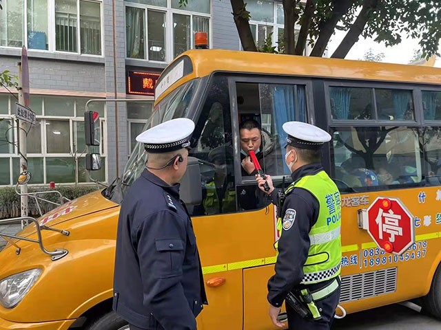 什邡交警大隊(duì)抓實(shí)開學(xué)季校車監(jiān)管