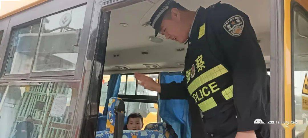 伊川縣交警大隊(duì)聯(lián)合縣教體局、交通局開展校車安全專項(xiàng)督查行動