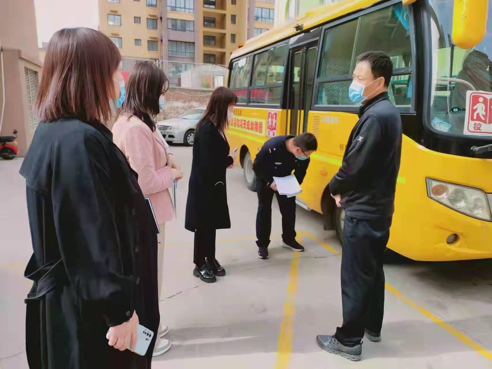 長(zhǎng)武交警聯(lián)合縣教育局開(kāi)展校車安全檢查